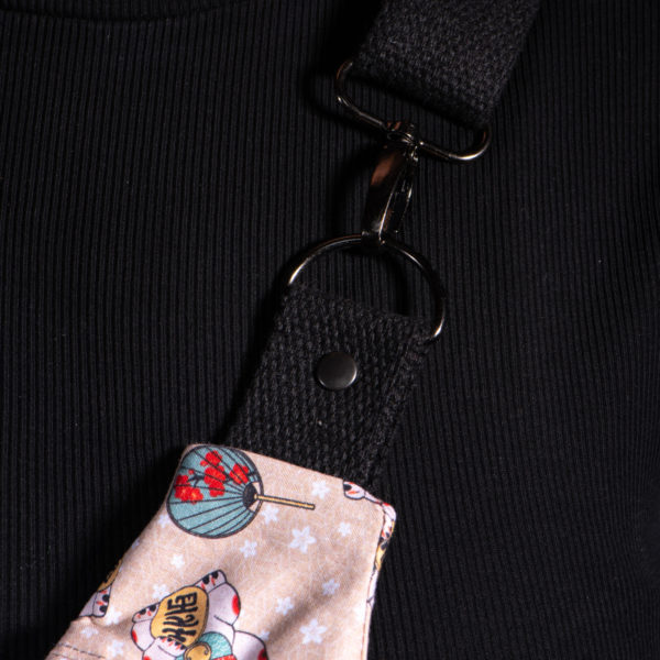 Sac banane light à motifs chats. Doublure turquoise. Collection Vigiliis Noctis Maneki. Etiquette VENERIS noire. Sangle noire. Rivets de décoration.