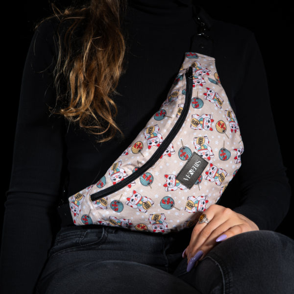 Sac banane light à motifs chats. Doublure turquoise. Collection Vigiliis Noctis Maneki. Etiquette VENERIS noire. Sangle noire. Rivets de décoration.