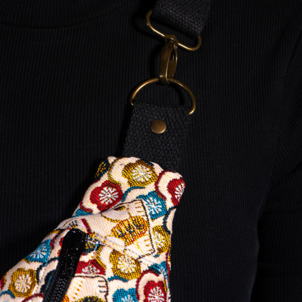 Sac banane à motifs chats. Doublure noire. Collection Vigiliis Noctis Neko. Etiquette VENERIS noire. Sangle noire. Rivets de décoration.