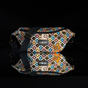 Sac banane à motifs chats. Doublure noire. Collection Vigiliis Noctis Neko. Etiquette VENERIS noire. Sangle noire. Rivets de décoration.