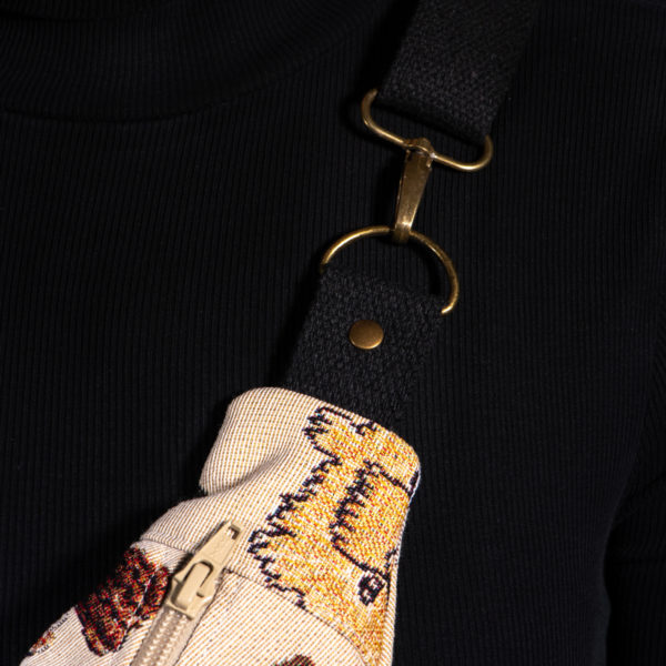 Sac banane à motifs chien. Doublure brune foncée. Collection Vigiliis Noctis Canis. Etiquette VENERIS noire. Sangle noire. Rivets de décoration.
