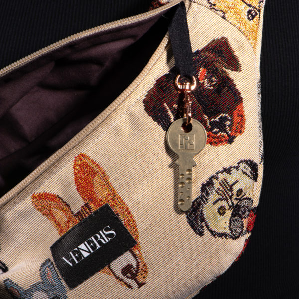 Sac banane à motifs chien. Doublure brune foncée. Collection Vigiliis Noctis Canis. Crochet pour accessoire (clé, porte cartes...). Etiquette VENERIS noire. Sangle noire. Rivets de décoration.