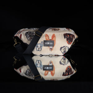 Sac banane à motifs chien. Doublure brune foncée. Collection Vigiliis Noctis Canis. Etiquette VENERIS noire. Sangle noire. Rivets de décoration.