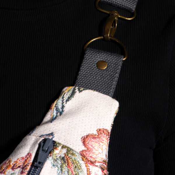 Sac banane à motifs fleurs. Doublure sable. Collection Vigiliis Noctis Stragula. Etiquette VENERIS blanche. Sangle grise. Rivets de décoration.