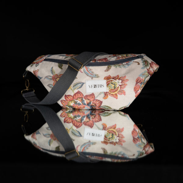 Sac banane à motifs fleurs. Doublure sable. Collection Vigiliis Noctis Stragula. Etiquette VENERIS blanche. Sangle grise. Rivets de décoration.