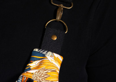 Sac banane à motifs fleurs. Doublure noire. Collection Vigiliis Noctis Flos. Etiquette VENERIS noire. Sangle noire. Rivets de décoration.