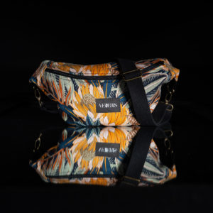 Sac banane à motifs fleurs. Doublure noire. Collection Vigiliis Noctis Flos. Etiquette VENERIS noire. Sangle noire. Rivets de décoration.