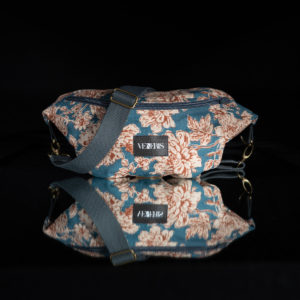 Sac banane à motifs fleurs. Doublure brun orangé. Collection Vigiliis Noctis Floridus. Etiquette VENERIS noire. Sangle grise. Rivets de décoration.