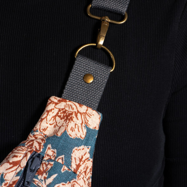 Sac banane à motifs fleurs. Doublure brun orangé. Collection Vigiliis Noctis Floridus. Etiquette VENERIS noire. Sangle grise. Rivets de décoration.