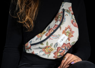 Sac banane à motifs fleurs. Doublure sable. Collection Vigiliis Noctis Stragula. Etiquette VENERIS blanche. Sangle grise. Rivets de décoration.