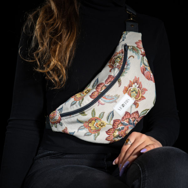 Sac banane à motifs fleurs. Doublure sable. Collection Vigiliis Noctis Stragula. Etiquette VENERIS blanche. Sangle grise. Rivets de décoration.