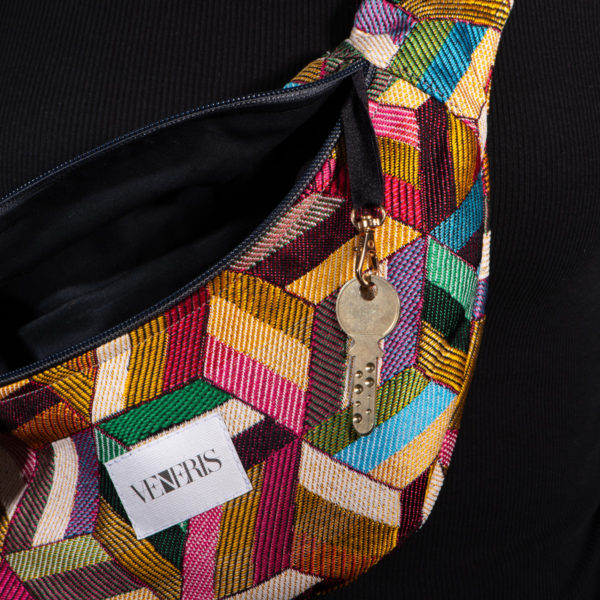 Sac banane à motifs hexagonaux. Doublure noire. Collection Vigiliis Noctis Hexagonum. Crochet pour accessoire (clé, porte cartes...). Etiquette VENERIS blanche. Sangle blanche. Rivets de décoration.