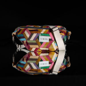 Sac banane à motifs hexagonaux. Doublure noire. Collection Vigiliis Noctis Hexagonum. Etiquette VENERIS blanche. Sangle blanche. Rivets de décoration.