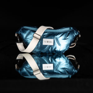 Sac banane en tissu matelassé métallisé. Doublure grise à motifs. Collection Vigiliis Noctis Blue Nebula. Etiquette VENERIS blanche. Sangle blanche. Rivets de décoration.