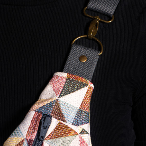 Sac banane à motifs pastels. Doublure brune claire. Collection Vigiliis Noctis Kaleidoscope. Etiquette VENERIS blanche. Sangle grise. Rivets de décoration.