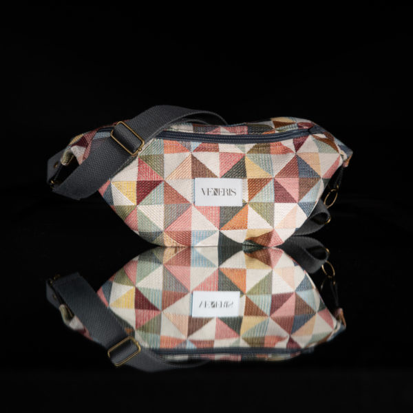 Sac banane à motifs pastels. Doublure brune claire. Collection Vigiliis Noctis Kaleidoscope. Etiquette VENERIS blanche. Sangle grise. Rivets de décoration.