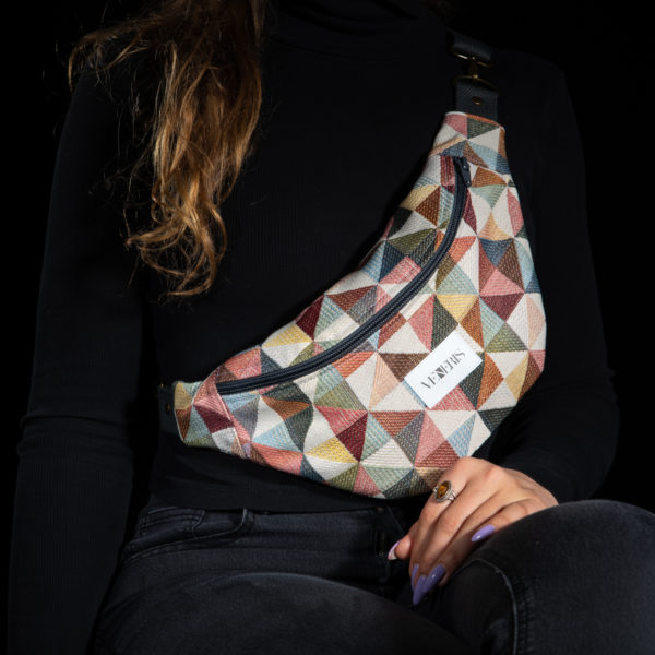 Sac banane à motifs pastels. Doublure brune claire. Collection Vigiliis Noctis Kaleidoscope. Etiquette VENERIS blanche. Sangle grise. Rivets de décoration.