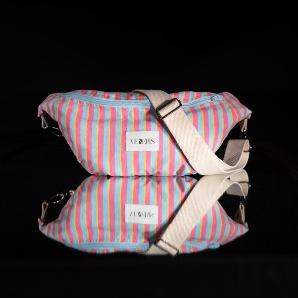Sac banane light à rayures tricolore. Doublure bleu clair. Collection Vigiliis Noctis Litore. Etiquette VENERIS blanche. Sangle blanche. Rivets de décoration.
