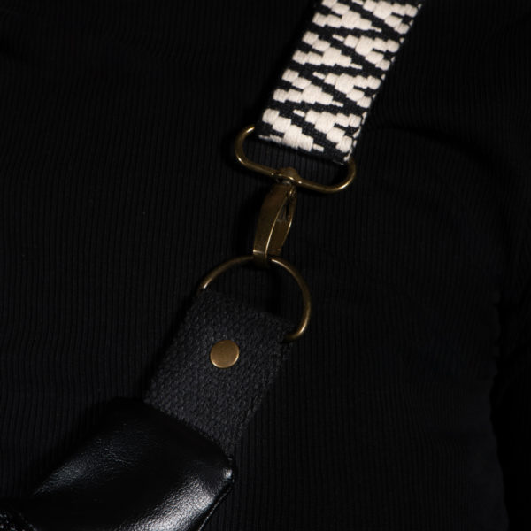 Sac banane en similicuir à losange noir. Doublure pied de poule. Collection Vetus et Novum Gala. Etiquette VENERIS noire. Sangle à motifs. Rivets de décoration.