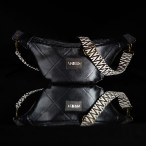 Sac banane en similicuir à losange noir. Doublure pied de poule. Collection Vetus et Novum Gala. Etiquette VENERIS noire. Sangle à motifs. Rivets de décoration.