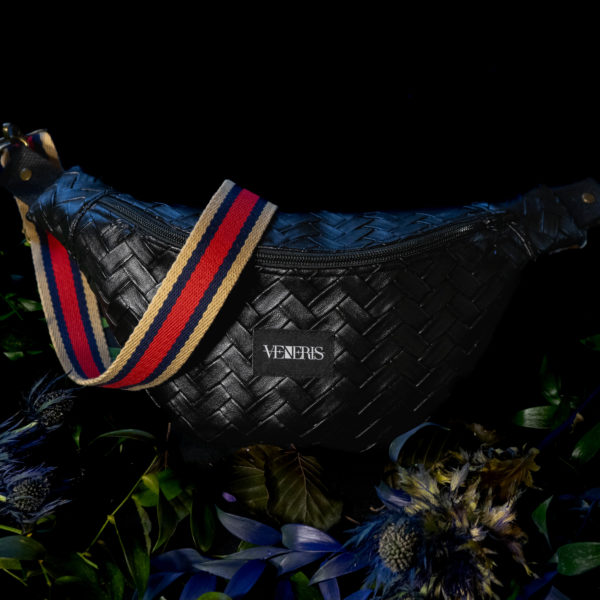Sac banane en similicuir chevronné noir. Doublure noire. Collection Vetus et Novum Seasoned. Etiquette VENERIS noire. Sangle à motifs. Rivets de décoration.