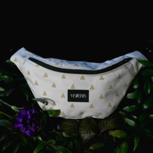 Sac banane réalisé à partir d'un rideau. Doublure grise récupérée d'un rideau. Collection Vetus et Novum Velum. Etiquette VENERIS noire. Sangle noire. Rivets de décoration.