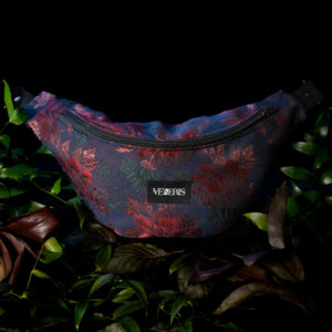 Sac banane à fleurs réalisé à partir d'une veste. Doublure bleu noir récupérée de la veste. Collection Vetus et Novum Iaccam. Etiquette VENERIS noire. Sangle noire. Rivets de décoration.