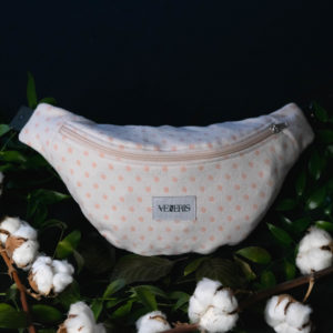 Sac banane à poids fait en couverture. Sans doublure. Collection Vetus et Novum Stragulum Verso. Etiquette VENERIS blanche. Sangle grise. Rivets de décoration.