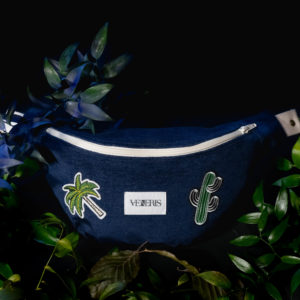 Sac banane en jeans. Doublure à fleurs récupérée de chutes de tissu. Patches brodés. Collection Vetus et Novum Jeans. Etiquette VENERIS blanche. Sangle blanche Rivets de décoration..