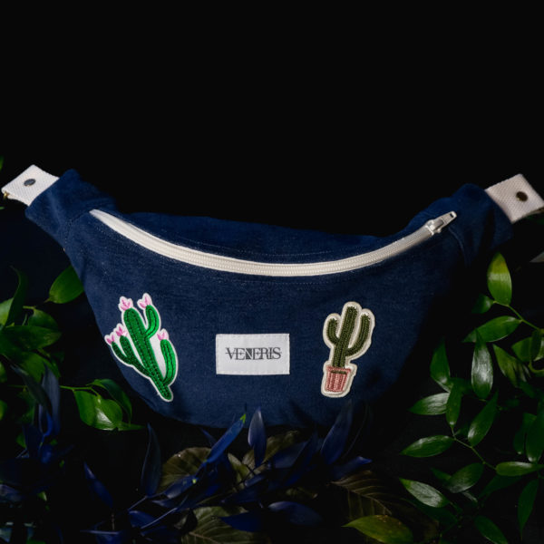 Sac banane en jeans. Doublure à fleurs récupérée de chutes de tissu. Patches brodés. Collection Vetus et Novum Jeans. Etiquette VENERIS blanche. Sangle blanche. Rivets de décoration.