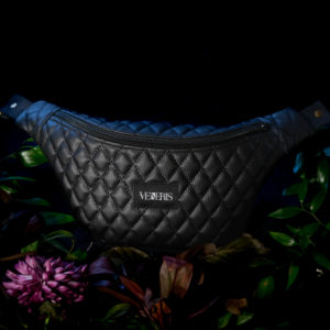 Sac banane en similicuir matelassé noir. Doublure à fleurs récupérée d'un blouson. Collection Vetus et Novum Crystallini. Etiquette VENERIS noire. Sangle à motifs. Rivets de décoration.