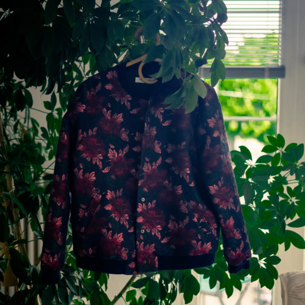 Veste à fleurs récupérée d'une personne qui n'en n'avait plus l'utilité. Je me suis engagé à lui donner une seconde vie pour réaliser mes créations de couture. Valoriser au lieu de jeter !