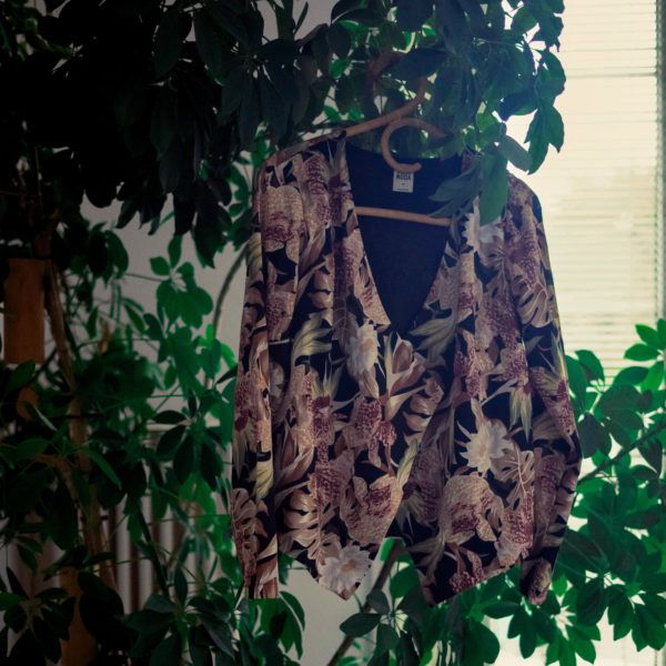 Blouson à fleurs récupérée d'une personne qui n'en n'avait plus l'utilité. Je me suis engagé à lui donner une seconde vie pour réaliser mes créations de couture. Valoriser au lieu de jeter !