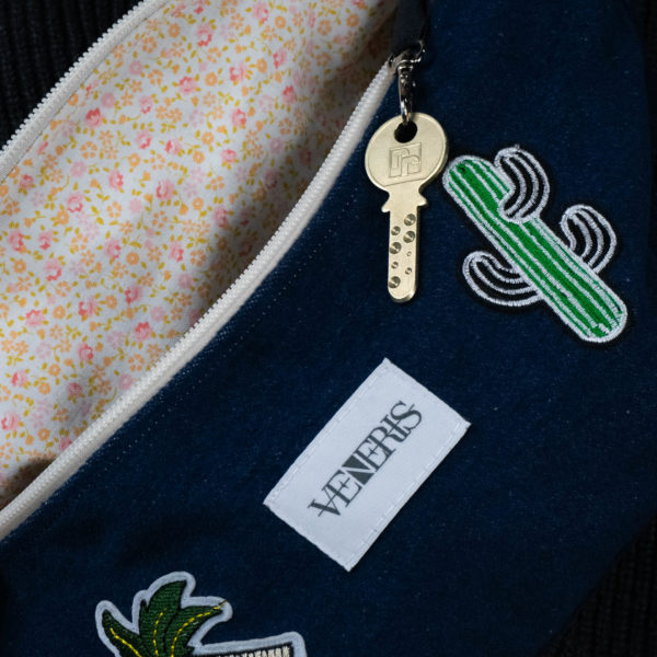 Sac banane en jeans. Doublure à fleurs récupérée de chutes de tissu. Patches brodés. Collection Vetus et Novum Jeans. Crochet pour accessoire (clé, porte cartes...). Etiquette VENERIS blanche. Rivets de décoration.
