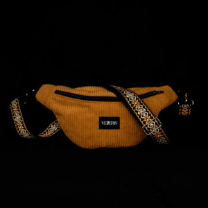 Sac banane ocre réalisé avec du velours côtelé (grosse côtes). Doublure récupérée de housse de duvet. Collection LET IT SNOW Cosy n°1. Etiquette VENERIS noire. Sangle à motifs. Rivets de décoration.