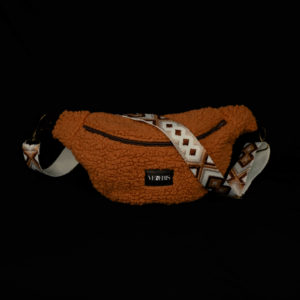 Sac banane peluche brun orangé. Doublure brune. Collection LET IT SNOW Cosy n°10. Etiquette VENERIS noire. Sangle à motifs. Rivets de décoration.