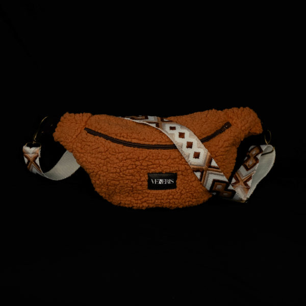Sac banane peluche brun orangé. Doublure brune. Collection LET IT SNOW Cosy n°10. Etiquette VENERIS noire. Sangle à motifs. Rivets de décoration.