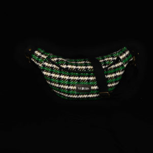 Sac banane peluche pied de poule blanc et vert. Doublure noire. Collection LET IT SNOW Cosy n°11. Etiquette VENERIS noire. Sangle noire. Rivets de décoration.