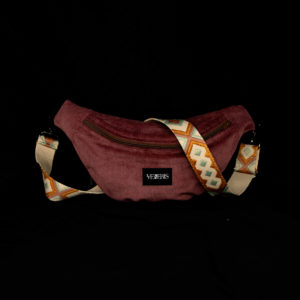 Sac banane vieux rose réalisé avec du velours côtelé (fines côtes). Doublure récupérée de chute de tissu. Collection LET IT SNOW Cosy n°8. Etiquette VENERIS noire. Sangle à motifs. Rivets de décoration.