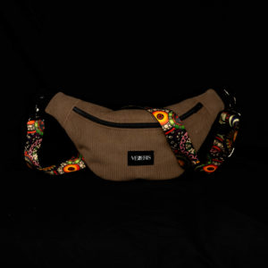 Sac banane vieux rose réalisé avec du velours côtelé (fines côtes). Doublure récupérée d'une robe. Collection LET IT SNOW Cosy n°9. Etiquette VENERIS noire. Sangle à motifs. Rivets de décoration.