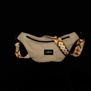 Sac banane vert sapin réalisé avec du velours côtelé (grosse côtes). Doublure récupérée de chute de tissu. Collection LET IT SNOW Cosy n°2. Etiquette VENERIS noire. Sangle à motifs. Rivets de décoration.