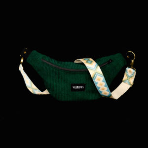 Sac banane vert sapin réalisé avec du velours côtelé (grosse côtes). Doublure récupérée de housse de duvet. Collection LET IT SNOW Cosy n°3. Etiquette VENERIS noire. Sangles à motifs. Rivets de décoration.