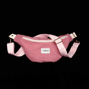 Sac banane rose réalisé avec du velours côtelé (grosse côtes). Doublure grise foncée. Collection LET IT SNOW Cosy n°6. Etiquette VENERIS noire. Sangle à motifs. Rivets de décoration.