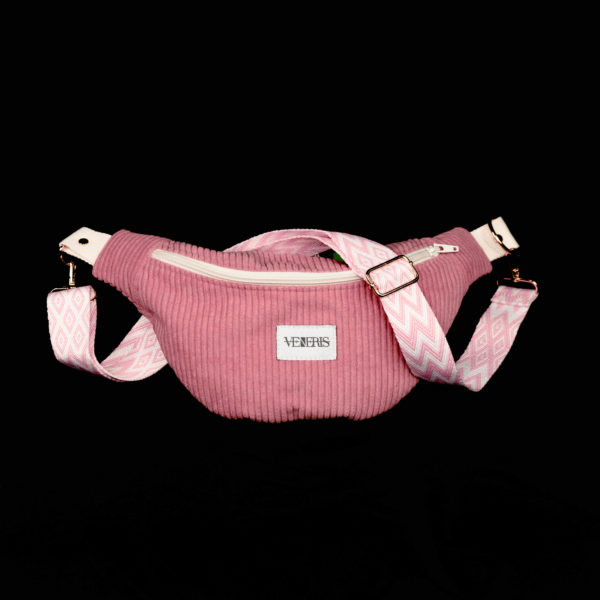 Sac banane rose réalisé avec du velours côtelé (grosse côtes). Doublure grise foncée. Collection LET IT SNOW Cosy n°6. Etiquette VENERIS noire. Sangle à motifs. Rivets de décoration.