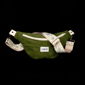 Sac banane vert olive réalisé avec du velours côtelé (grosse côtes). Doublure récupérée de housse de duvet. Collection LET IT SNOW Cosy n°5. Etiquette VENERIS blanche. Sangle à motifs. Rivets de décoration.