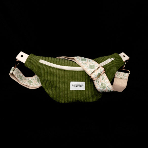 Sac banane vert olive réalisé avec du velours côtelé (grosse côtes). Doublure récupérée de housse de duvet. Collection LET IT SNOW Cosy n°5. Etiquette VENERIS blanche. Sangle à motifs. Rivets de décoration.