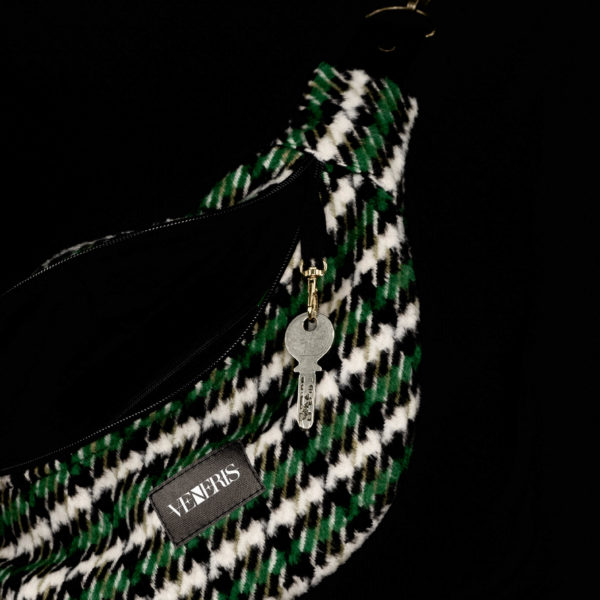 Sac banane peluche pied de poule blanc et vert. Doublure noire. Collection LET IT SNOW Cosy n°11. Crochet pour accessoire (clé, porte cartes...). Etiquette VENERIS noire. Rivets de décoration.