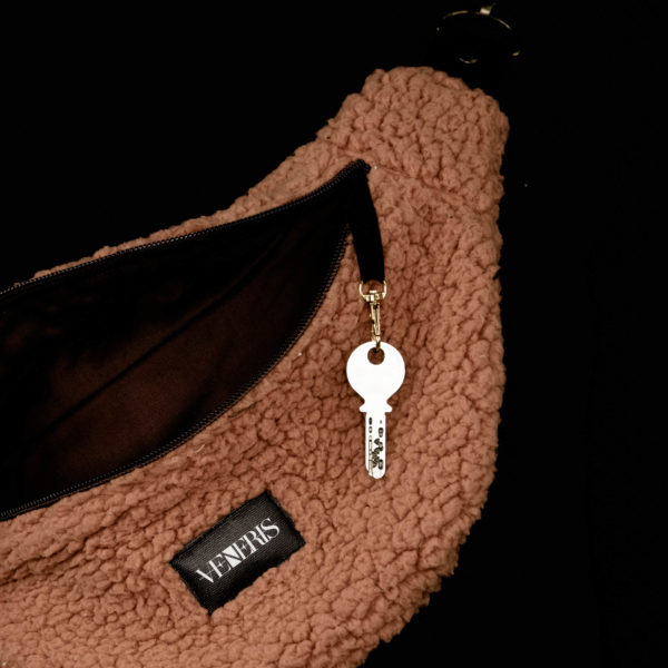 Sac banane peluche brun orangé. Doublure brune. Collection LET IT SNOW Cosy n°10. Crochet pour accessoire (clé, porte cartes...). Etiquette VENERIS noire. Rivets de décoration.