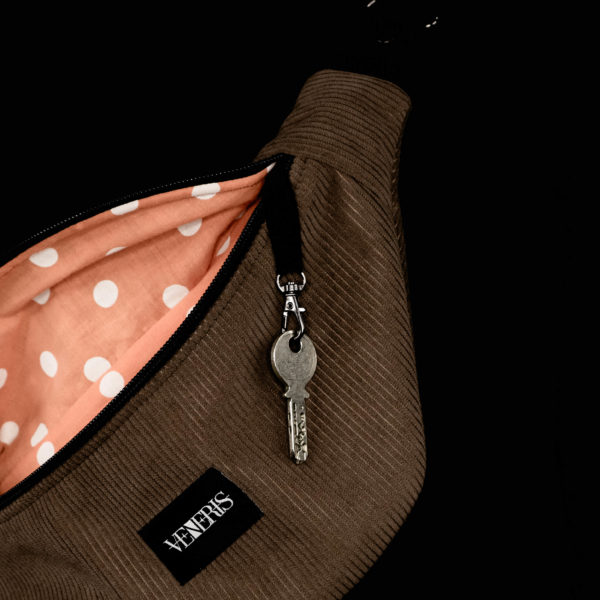Sac banane vieux rose réalisé avec du velours côtelé (fines côtes). Doublure récupérée d'une robe. Collection LET IT SNOW Cosy n°9. Crochet pour accessoire (clé, porte cartes...). Etiquette VENERIS noire. Rivets de décoration.