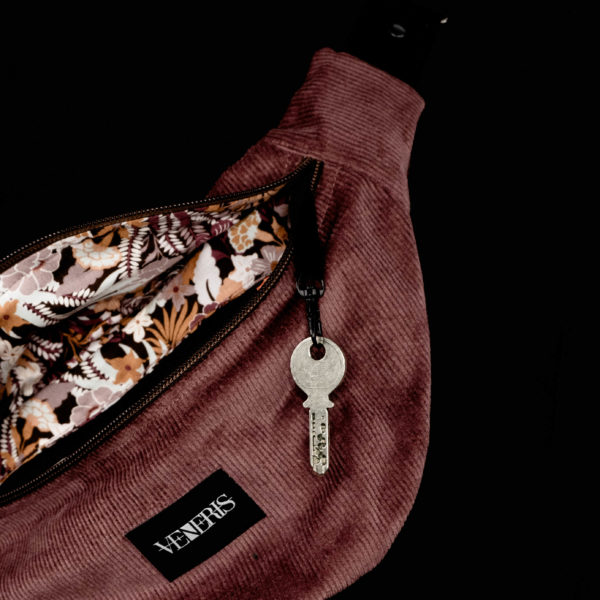 Sac banane vieux rose réalisé avec du velours côtelé (fines côtes). Doublure récupérée de chute de tissu. Collection LET IT SNOW Cosy n°8. Crochet pour accessoire (clé, porte cartes...). Etiquette VENERIS noire. Rivets de décoration.
